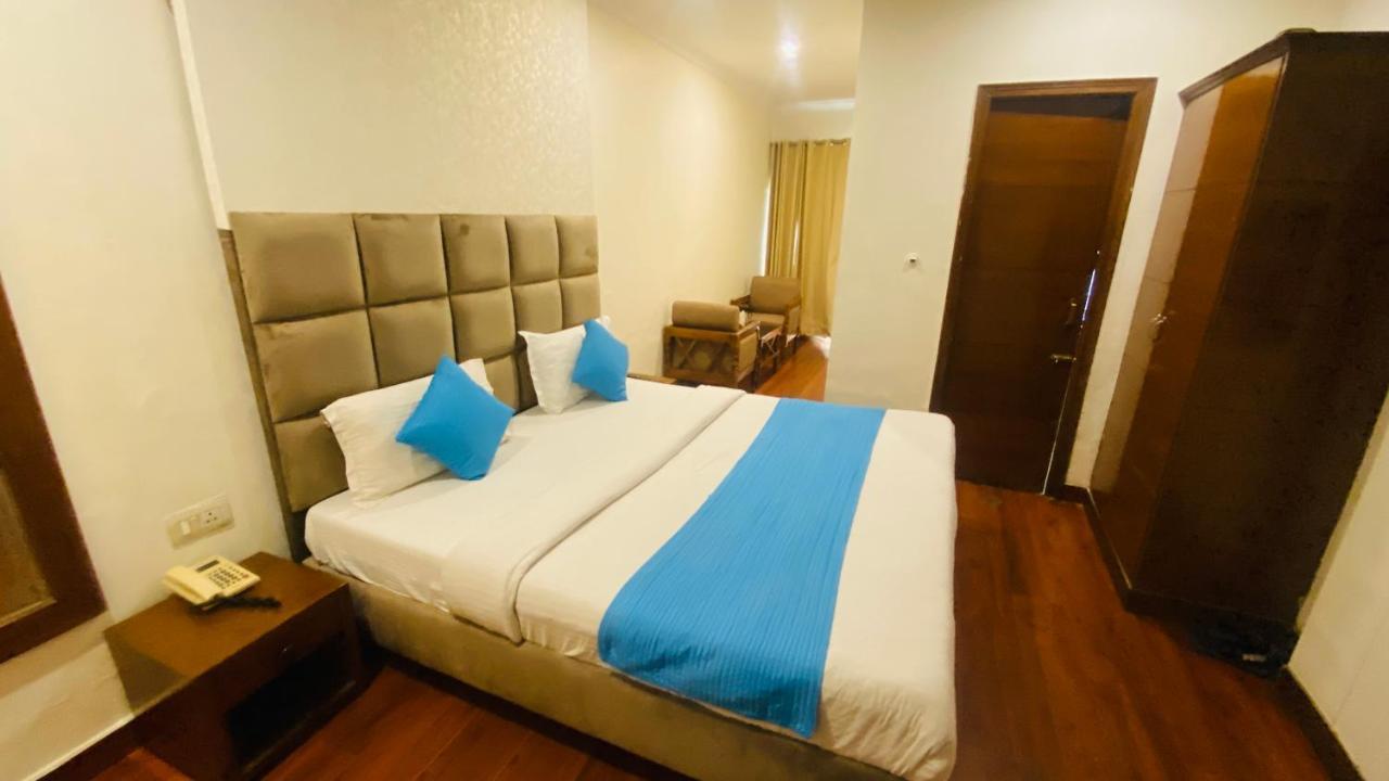 Hotel Landmark Chandīgarh Zewnętrze zdjęcie