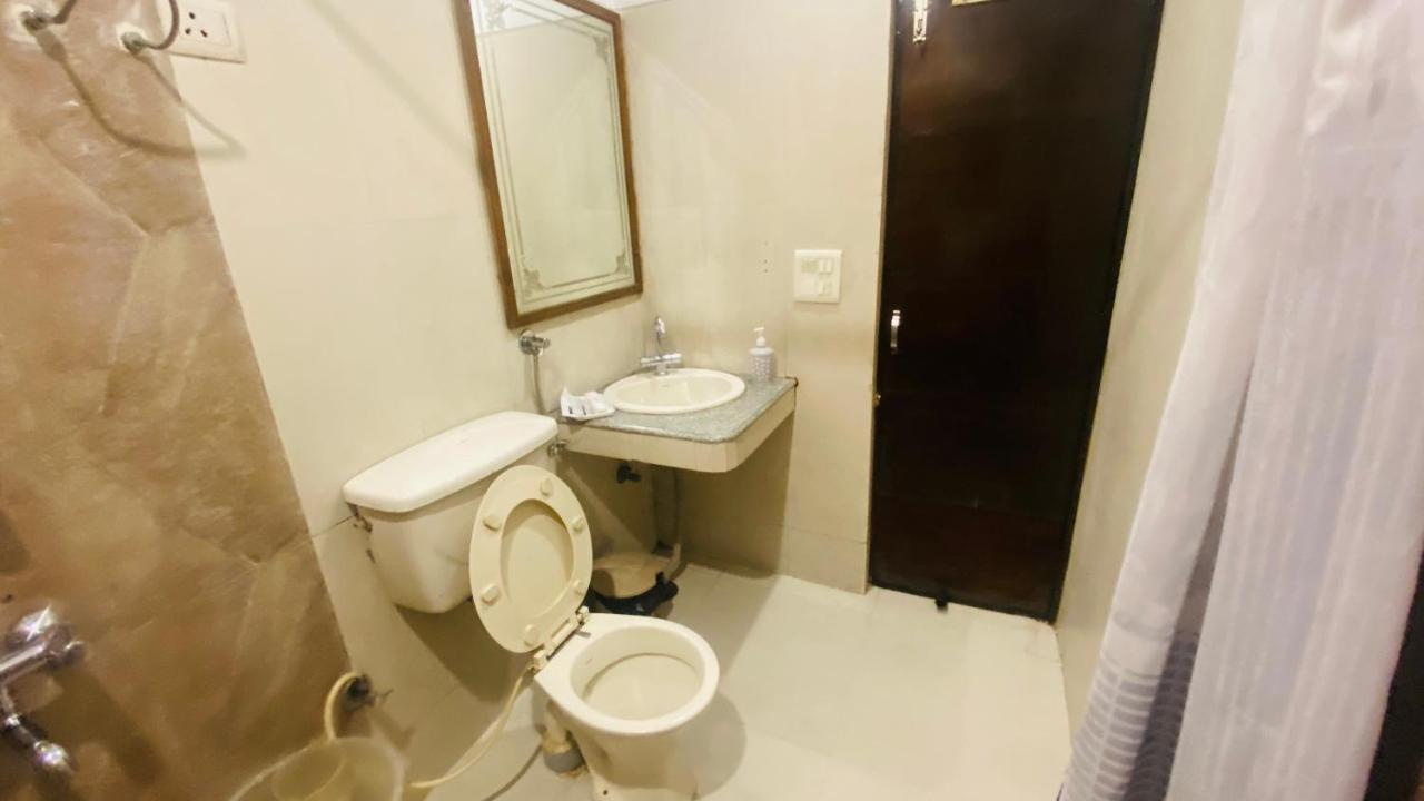 Hotel Landmark Chandīgarh Zewnętrze zdjęcie