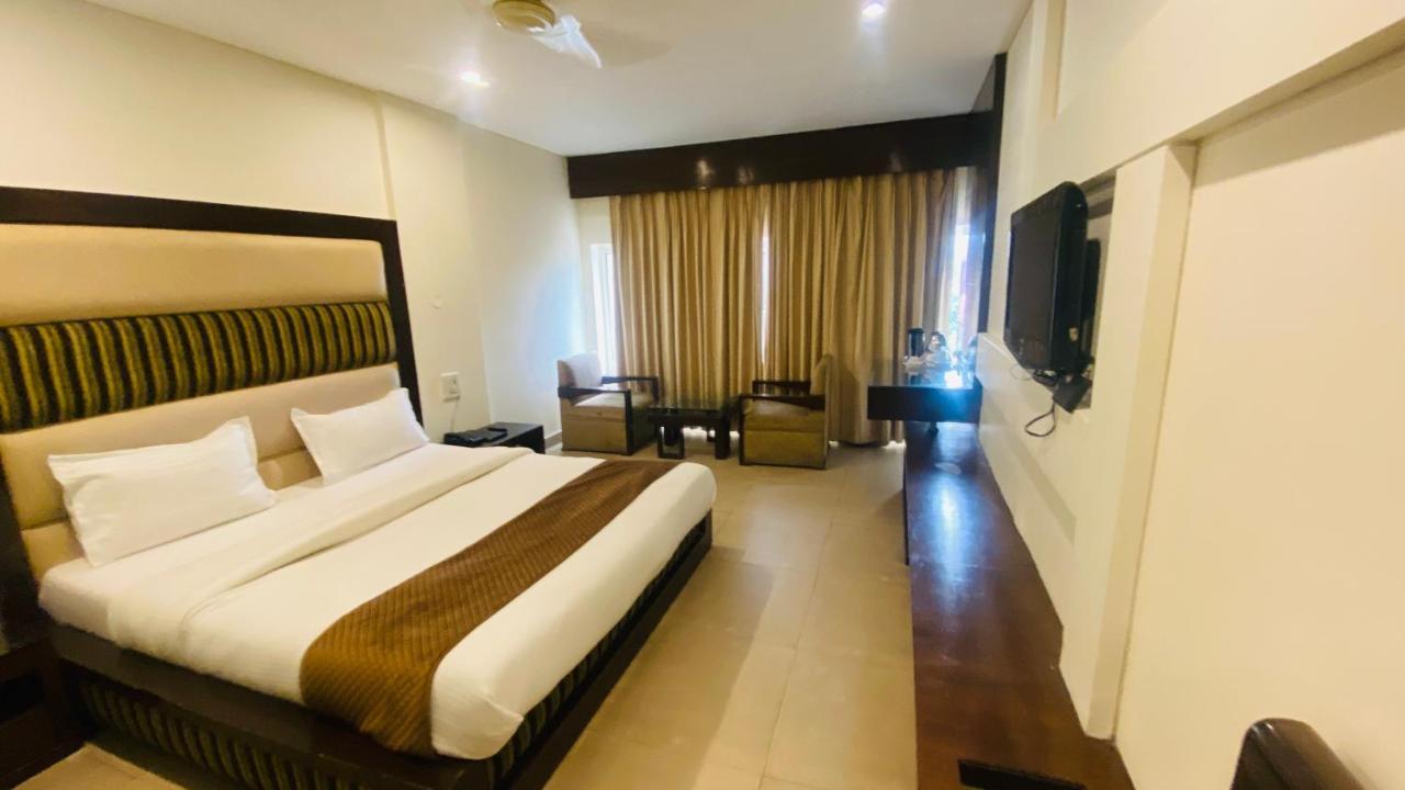Hotel Landmark Chandīgarh Zewnętrze zdjęcie