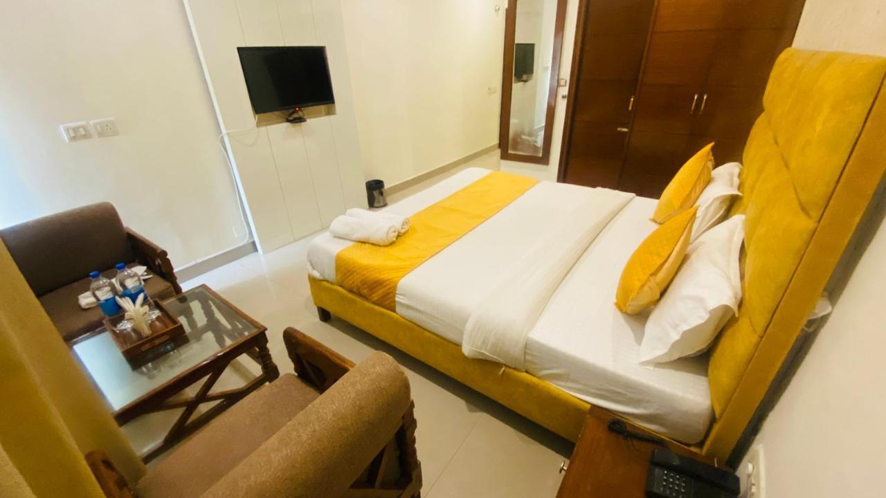 Hotel Landmark Chandīgarh Zewnętrze zdjęcie