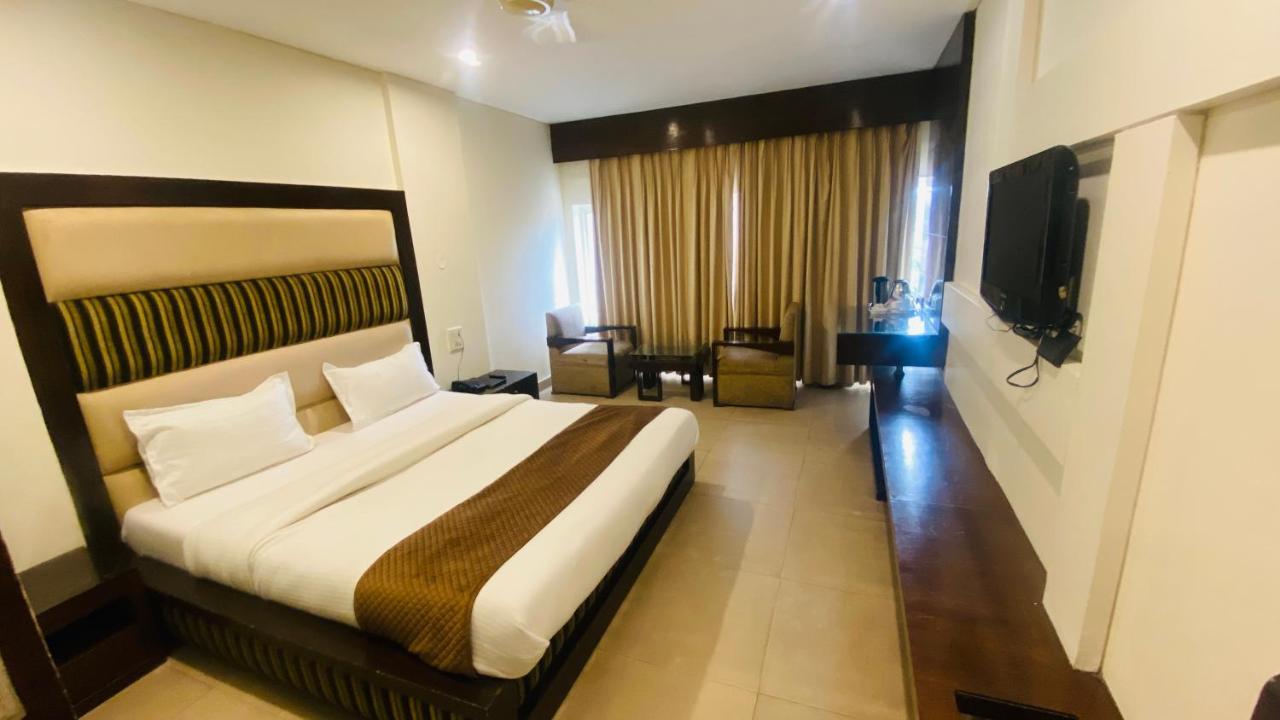 Hotel Landmark Chandīgarh Zewnętrze zdjęcie