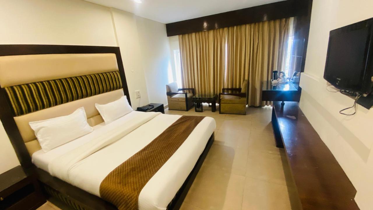 Hotel Landmark Chandīgarh Zewnętrze zdjęcie
