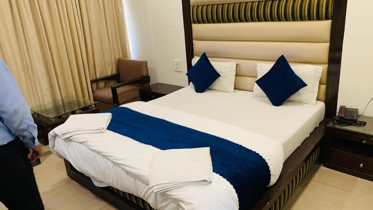Hotel Landmark Chandīgarh Zewnętrze zdjęcie