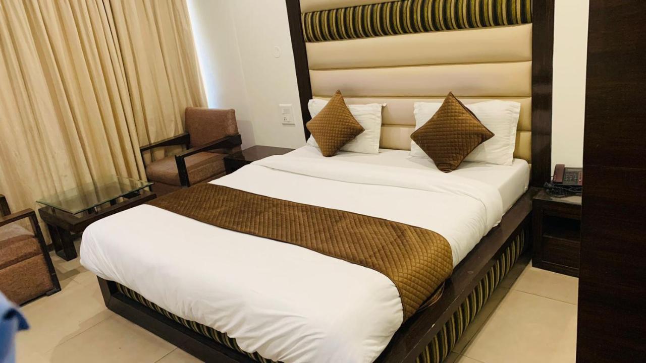 Hotel Landmark Chandīgarh Zewnętrze zdjęcie