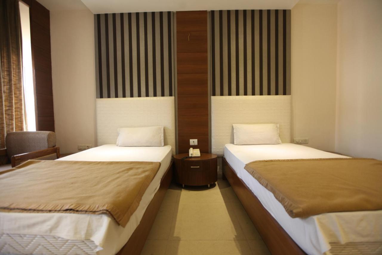 Hotel Landmark Chandīgarh Zewnętrze zdjęcie